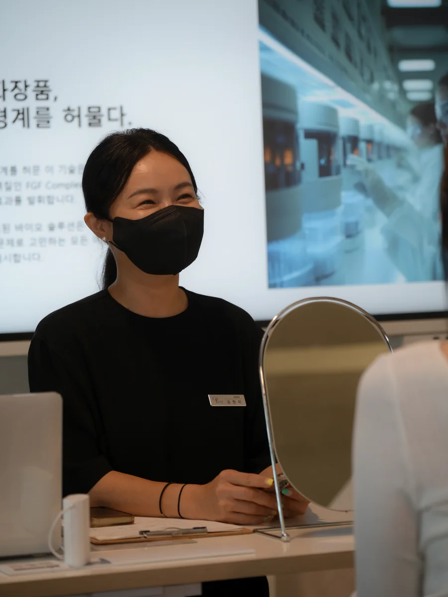 고객과 편안하게 상담하는 뷰티가브 원장