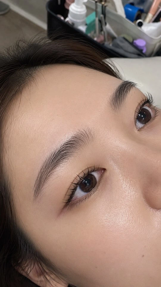 속눈썹펌 후 자연스럽게 올라간 속눈썹과 눈매 클로즈업
