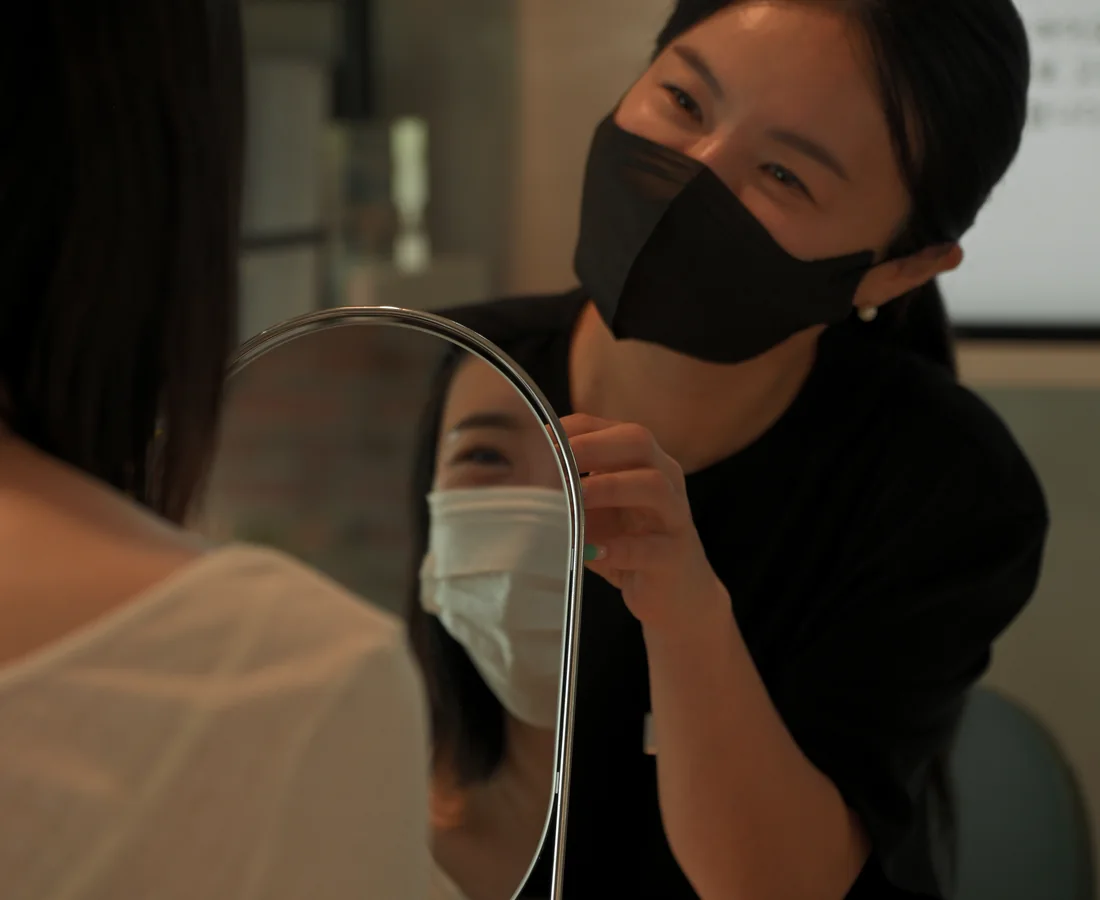 거울을 함께 보며 눈썹 디자인 방향을 상담하는 모습