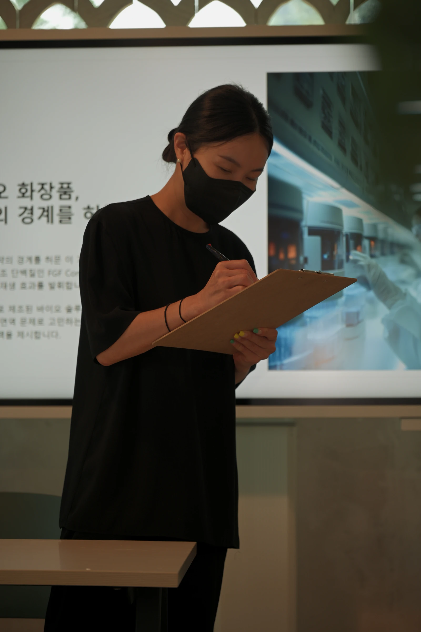 제주반영구화장 상담 전 체크리스트를 작성하는 뷰티가브 원장